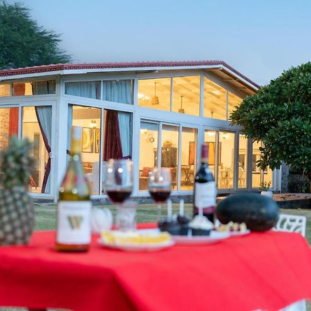 Stayvista At Idyllic Farmhouse - A Glasshouse With Outdoor Pool غورغاون المظهر الخارجي الصورة