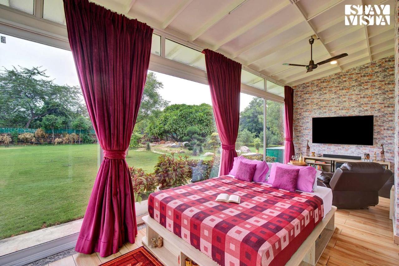 Stayvista At Idyllic Farmhouse - A Glasshouse With Outdoor Pool غورغاون المظهر الخارجي الصورة