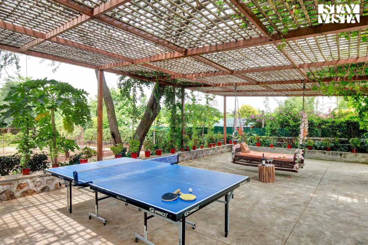 Stayvista At Idyllic Farmhouse - A Glasshouse With Outdoor Pool غورغاون المظهر الخارجي الصورة