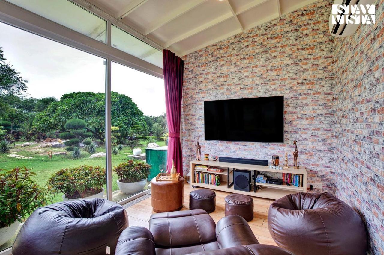 Stayvista At Idyllic Farmhouse - A Glasshouse With Outdoor Pool غورغاون المظهر الخارجي الصورة