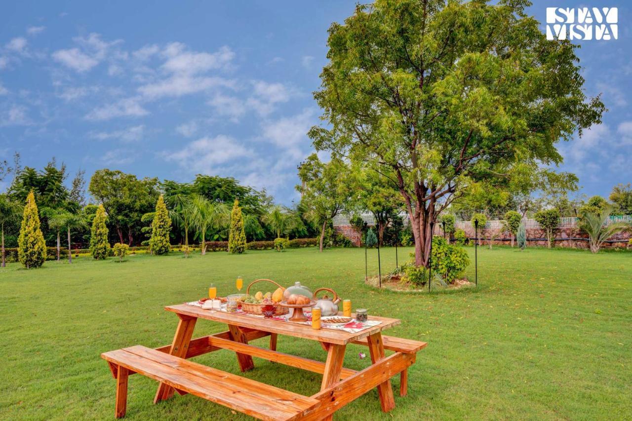 Stayvista At Idyllic Farmhouse - A Glasshouse With Outdoor Pool غورغاون المظهر الخارجي الصورة