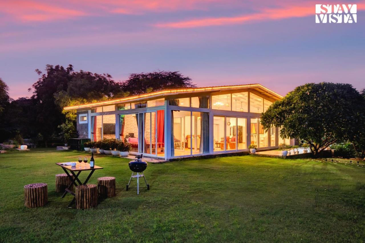 Stayvista At Idyllic Farmhouse - A Glasshouse With Outdoor Pool غورغاون المظهر الخارجي الصورة