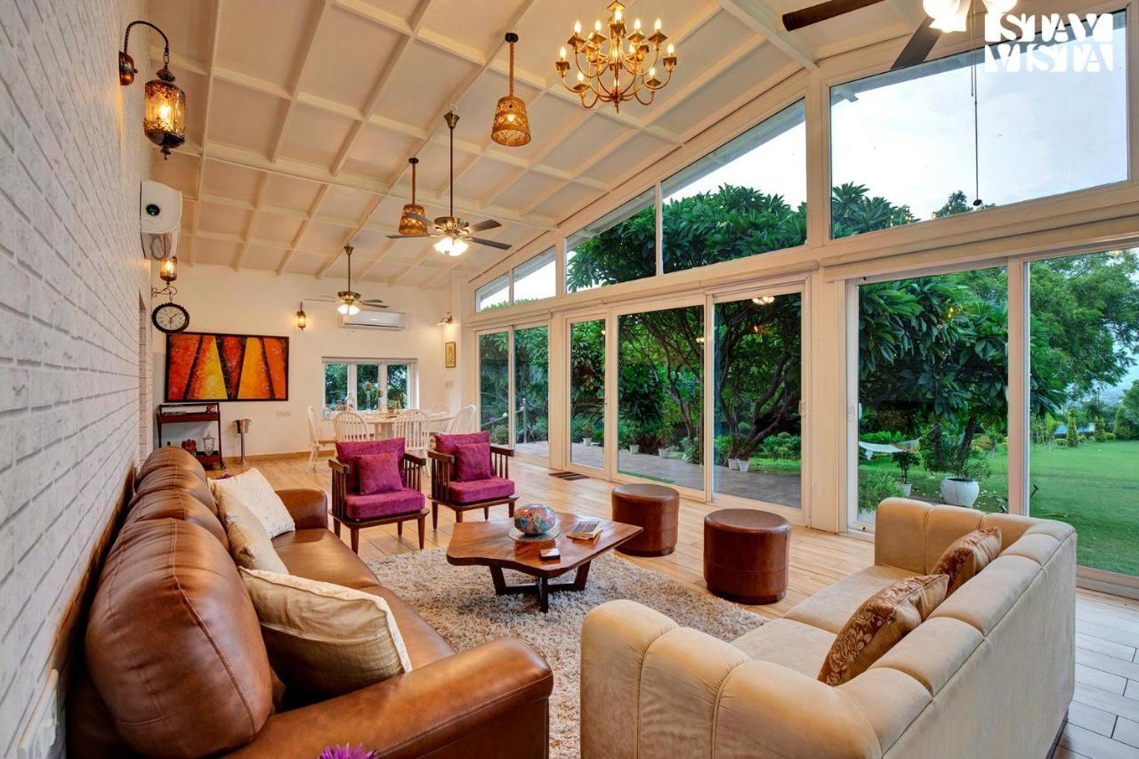 Stayvista At Idyllic Farmhouse - A Glasshouse With Outdoor Pool غورغاون المظهر الخارجي الصورة