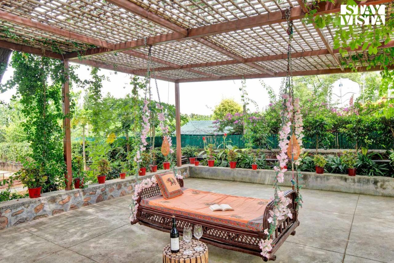 Stayvista At Idyllic Farmhouse - A Glasshouse With Outdoor Pool غورغاون المظهر الخارجي الصورة