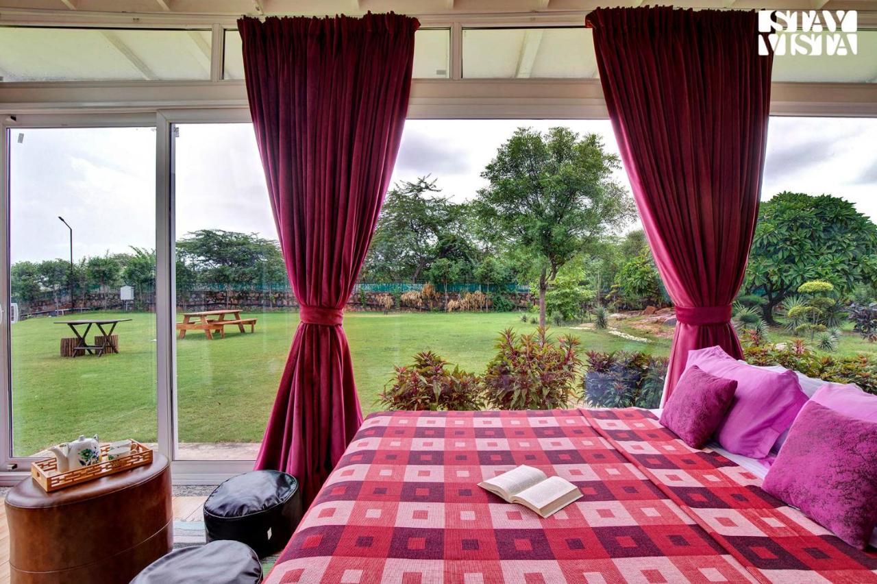 Stayvista At Idyllic Farmhouse - A Glasshouse With Outdoor Pool غورغاون المظهر الخارجي الصورة