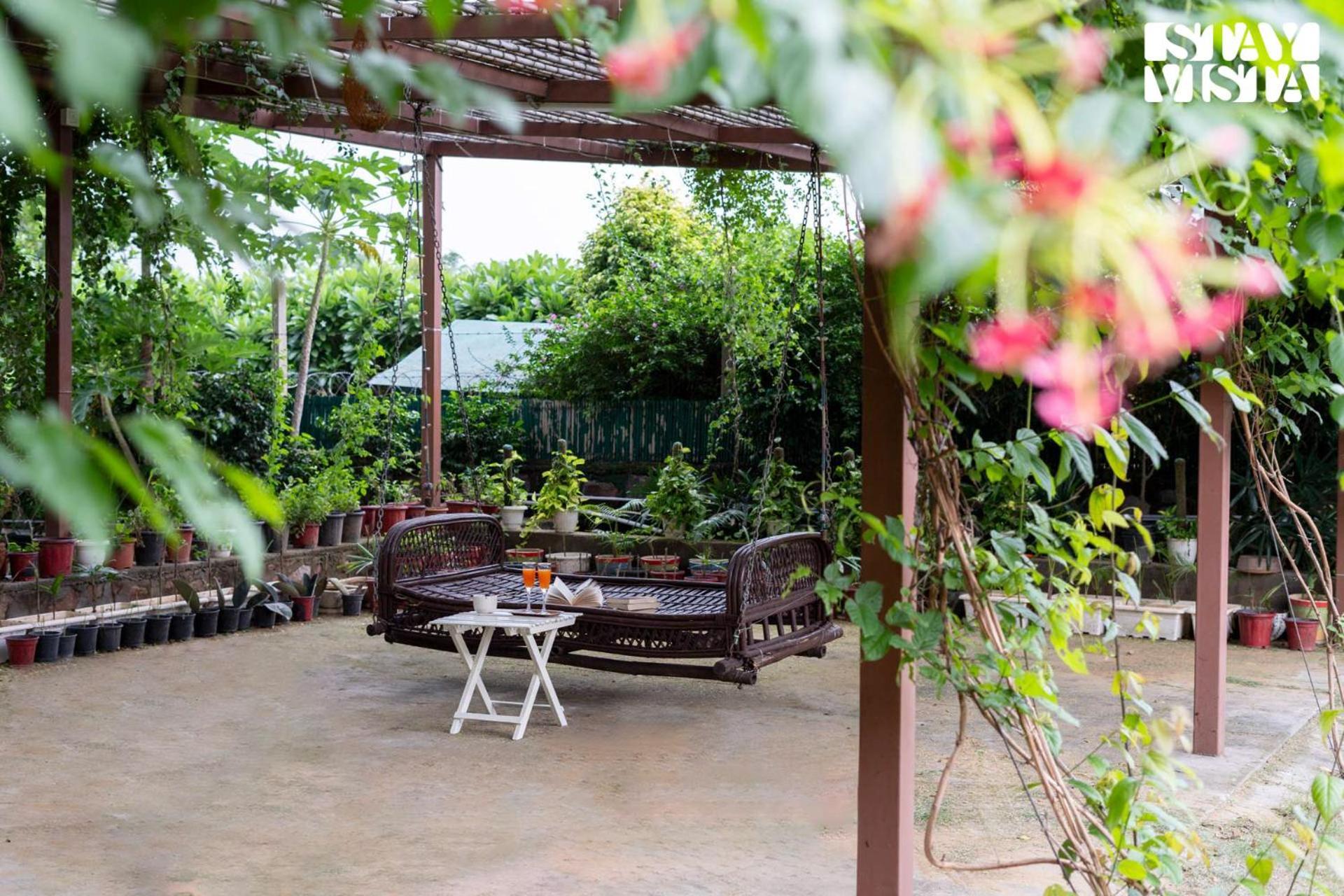 Stayvista At Idyllic Farmhouse - A Glasshouse With Outdoor Pool غورغاون المظهر الخارجي الصورة