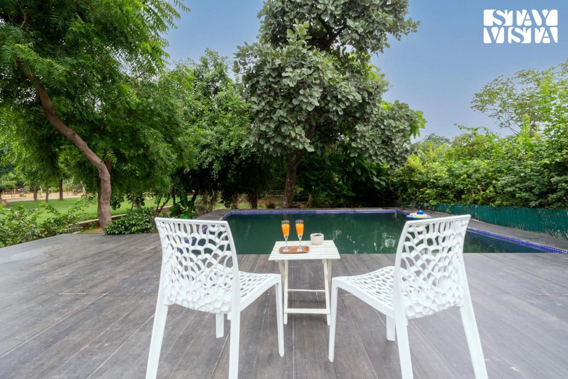Stayvista At Idyllic Farmhouse - A Glasshouse With Outdoor Pool غورغاون المظهر الخارجي الصورة